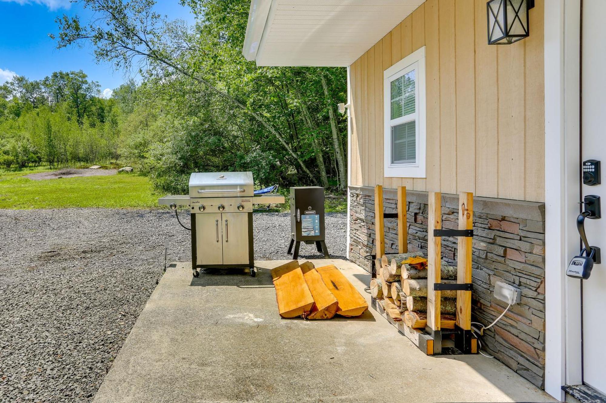 Secluded Poconos Cabin With Fire Pit On 75 Acres! East Stroudsburg Exterior photo